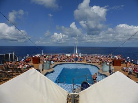 Zwembad aan boord van een cruiseschip